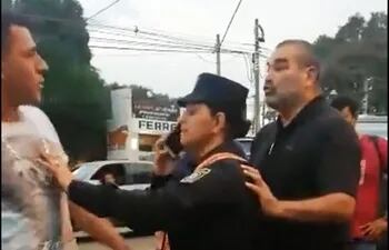 policia-que-evito-pelea-160024000000-1831161.jpg