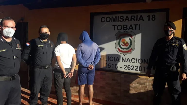Jesús Arnaldo Arapayú García y Junior Alexis Gauto Ramírez, luego de ser capturados por agentes de la comisaría 18° de Tobatí.