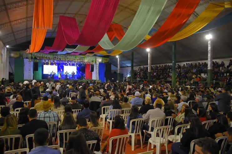 Poco más de 2.000 personas vibraron en la mágica noche con el fenomenal “Festival Nacional del Itajú”  (Oro) en Paso Yobái.