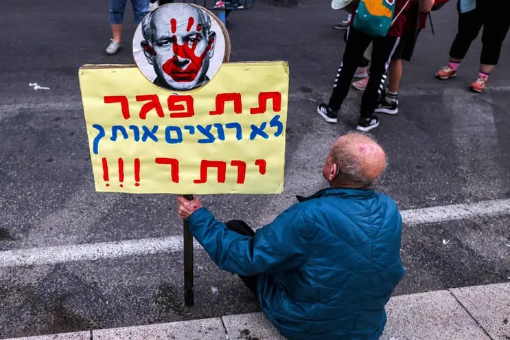 Un hombre descansa durante una protesta contra el primer ministro israelí Benjamin Netanyahu, exigiendo la liberación de rehenes israelíes capturados por Hamás, el pasado jueves en Tel Aviv.