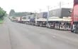 Parte de la larga fila de camiones varados en La Paloma desde las primeras horas de hoy.