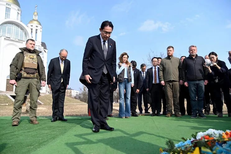 El primer ministro de Japón, Fumio Kishida (al frente, de traje oscuro) presenta sus respetos a las víctimas de los ataques en Bucha, territorio ucraniano. (EFE/EPA)