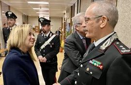 La primera ministra italiana Giorgia Meloni saluda a Pasquale Angelosanto, general de división comandante del Grupo de Operaciones Especiales (ROS) durante la visita a la fiscalía de Palermo, en Sicilia, luego de la detención del capo mafioso Matteo Messina.
