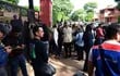 Protesta de padres frente al colegio privado de Lambaré.
