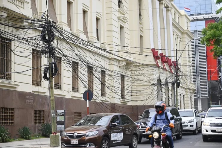 La maraña de cables, que llega hasta el suelo, se puede ver ahora en las calles transversales a la calle  Palma. Imagen frente al Banco Nacional de Fomento.