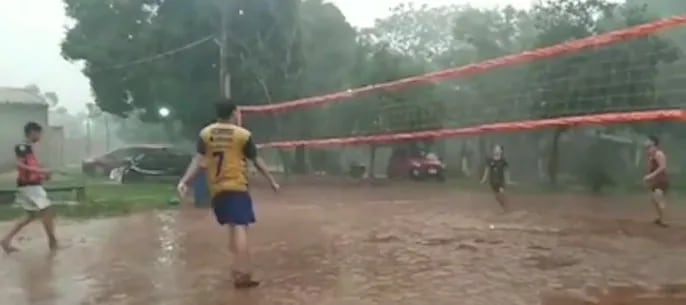 Un rayo cae a metros de jóvenes que jugaban un partido de "piki" bajo la tormenta.