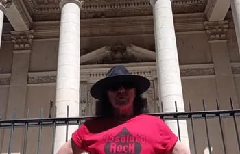 Dave Evans, ex vocalista de AC/DC, frente al Panteón de los Héroes de Asunción. El artista recorrió el casco histórico y la Costanera.