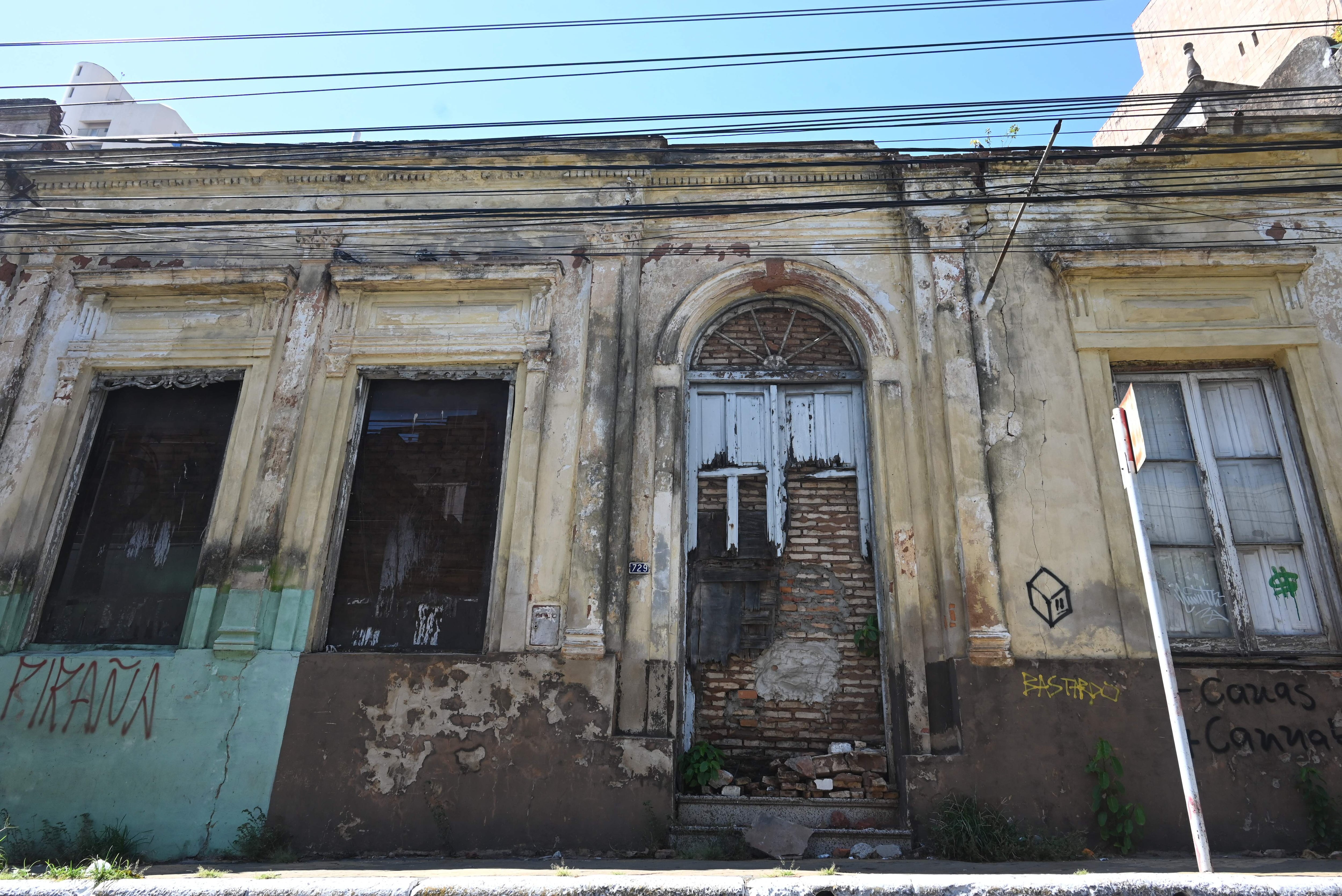 La puerta principal de esta casa en Juan E. O´leary fue destruida y se cerró la misma con ladrillos.