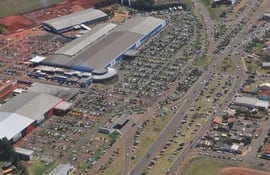 impresionante-cantidad-de-vehiculos-de-compradores-brasilenos-en-las-principales-tiendas-de-pedro-juan--205751000000-1498919.jpg
