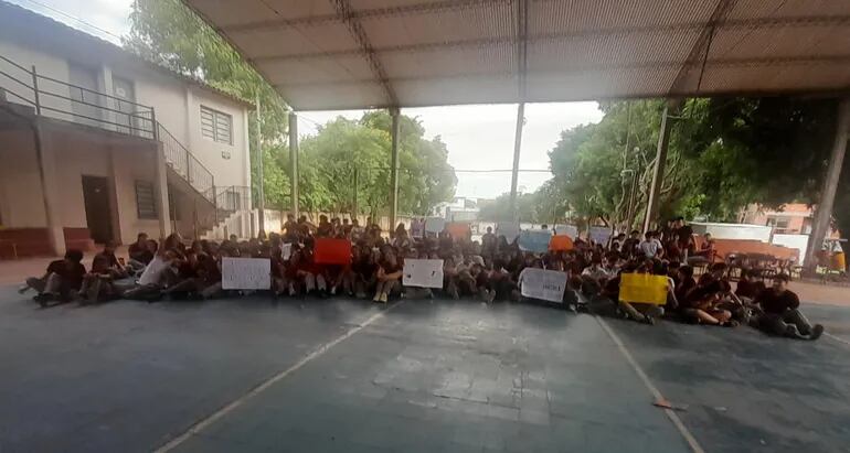 Alumnos del Colegio Dr. José P. Guggiari reclaman falta de docentes.