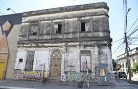 Antiguo edificio, completamente abandonado y en pésimas condiciones, en el centro histórico de Asunción. Hay un proyecto para mejorar fachadas, pero la burocracia lo mantiene cajoneado.