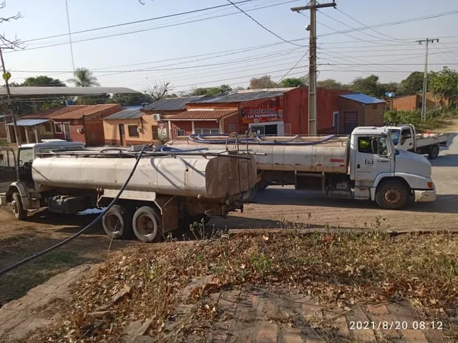 Los dos únicos camiones cisternas no dan abasto. En la mañana de hoy de nuevo partieron rumbo a Toro Pampa con agua potable cedido por la Junta de Saneamiento.