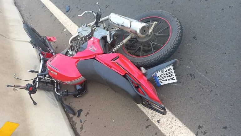 Una motocicleta quedó destruida tras el violento accidente. (Archivo).