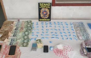 Fotografía de archivo:  "moñitos" de droga y dinero incautado durante un procedimiento de la Senad.