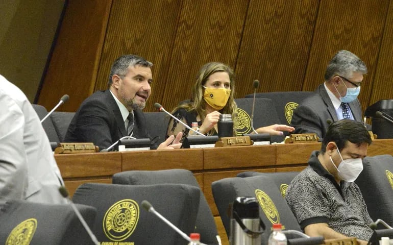 Los diputados Édgar Acosta (PLRA) y Kattya González (PEN) impulsan el pedido de interpelación al presidente de la Essap.