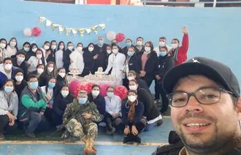 Personal de blanco que prestan servicio en el vacunatorio del estadio municipal Ykuá Pytä de Villarrica, aprovecharon la escasa concurrencia de personas para celebrar el Día de la Amistad.