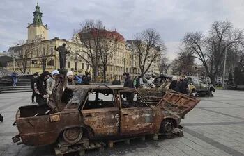 Coches en una plaza de Leópolis. Voluntarios civiles se apresuran a conseguir miles de coches en el extranjero para los soldados ucranianos en el frente, donde la movilidad es con frecuencia clave para su supervivencia y éxito militar.