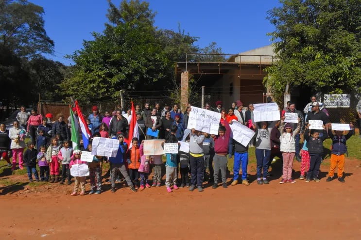 Padres de familia y alumnos se manifestaron a favor de una docente en Paso Yobái.