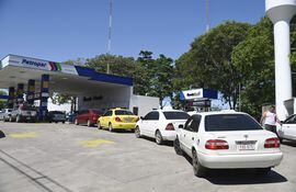 Actualmente, Petropar es el único emblema beneficiado con la subvención de precios y sus estaciones se llenan de clientes.