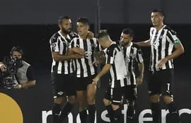 Los jugadores de Libertad celebran el tanto de Lorenzo Melgarejo (segundo de izq. a der,) contra Caracas por la segunda jornada de la fase de grupos de la Copa Libertadores 2022.