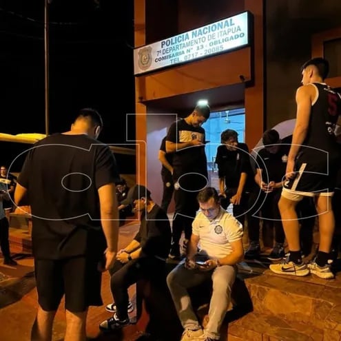 El coach Juan Pablo Feliú y olimpistas fuera de la Comisaría, tras el arresto del jugador Thomas.