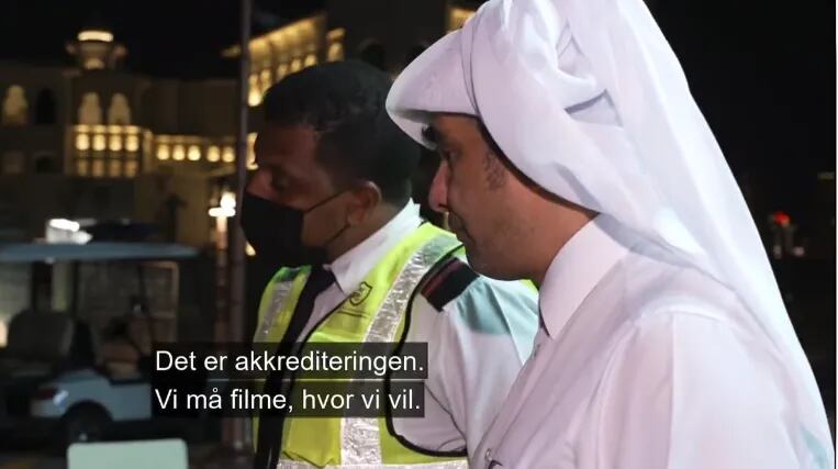 Un periodista de Dinamarca fue increpado  con tres hombres del país árabe y tuvo una polémica discusión en vivo.