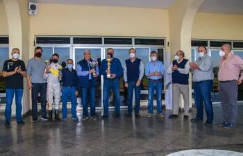 Allegados al stud Kika, propietarios y criadores de Galardón, recibiendo los trofeos por el triunfo del pingo en el clásico “Jockey Club”.