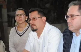 El doctor Carlos Torras (centro) durante la conferencia de prensa de esta tarde.