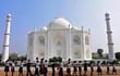 Un grupo de niños tomando distancia pasa frente a la réplica del Taj Mahal durante una visita a Burhanpur en Pradesh, India.