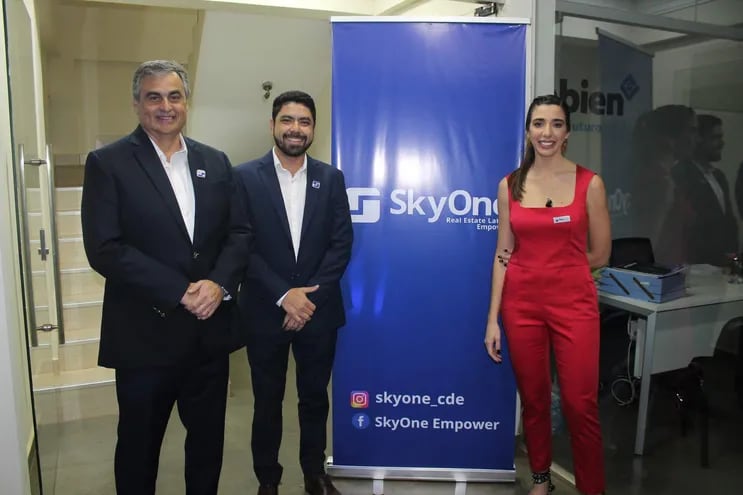 Directivos de SkyOne en Paraguay.