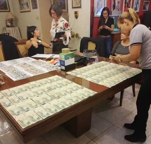 Foto de los 1.500 dólares incautados de la casa del general Ramón Benítez, en 2019, que sería producto de la recaudación ilícita en el marco de su esquema de coimas en puestos  aduaneros.