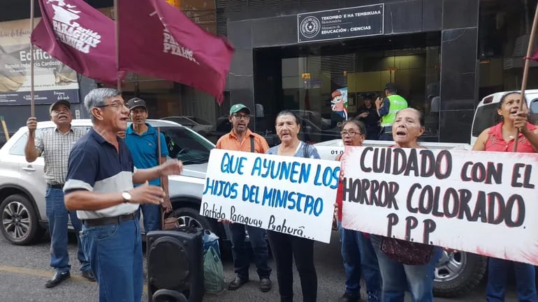 Manifestación del Partido Paraguay Puahura frente al MEC.