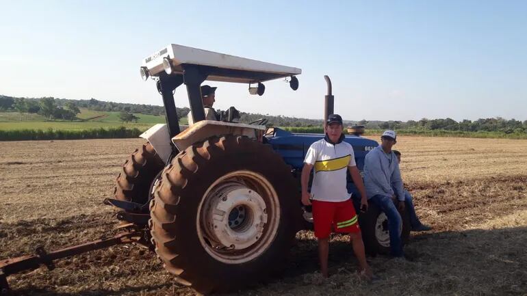 Los invasores alquilan un tractor para cultivar granos. Otro sector de la base aérea alquilan a brasileños con el mismo fin. Ahora piden el monte.