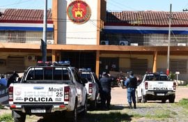 Police guard the Tacumbu prison in Asuncion, on January 17, 2021. - Six inmates died on Tuesday during a riot at the Tacumbu prison in Asuncion, the prosecutor's office said. (Photo by NORBERTO DUARTE / AFP)