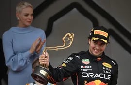 Sergio Pérez, el piloto mexicano de Red Bull Racing, con el trofeo de ganador del Gran Premio de Mónaco 2022 de la Fórmula 1.