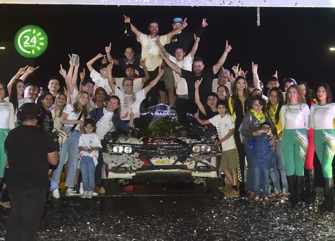 Enrique “Ka’i” Benítez y Nelson Vera celebraron en la rampa en Plaza Madero con todo el equipo como vencedores de la general F2 y de la Clase RC4A.