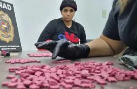 Una agente de la Senad realiza el conteo de las pastillas de éxtasis halladas en el equipaje de la ciudadana dominicana Violeydis Angelita Suero García. Fue en mayo del año pasado.