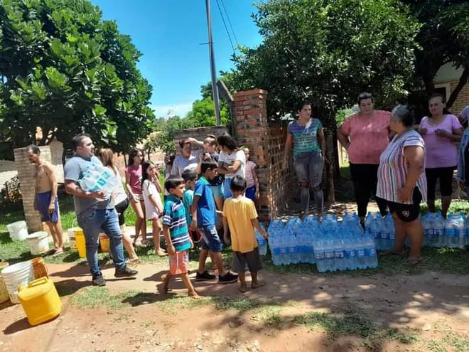 Caacupé: denuncian que candidato a gobernador aprovecha que pobladores no tienen agua para hacer campaña y afiliaciones