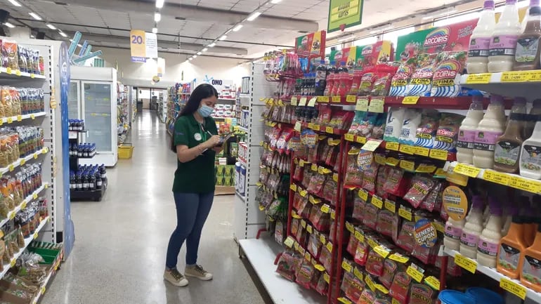 Una alumna de la Facultad de Ciencias Económicas de la UNE recolectando datos en un supermercado de Ciudad del Este.