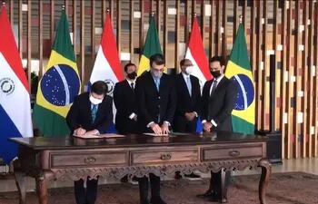 Los entonces cancilleres de Paraguay y Brasil, Euclides Acevedo y Carlos Franza en la firma de las notas reversales.