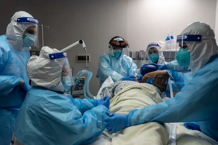 Imagen de referencia. Miembros del staff médico tratan a un paciente con coronavirus en la unidad de terapia intensiva del United Memorial Medical Center (UMMC) en Houston, Texas.