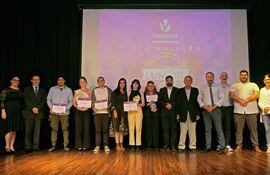 Ganadores del Premio Lumière 2021 junto a representantes de las instituciones organizadoras.