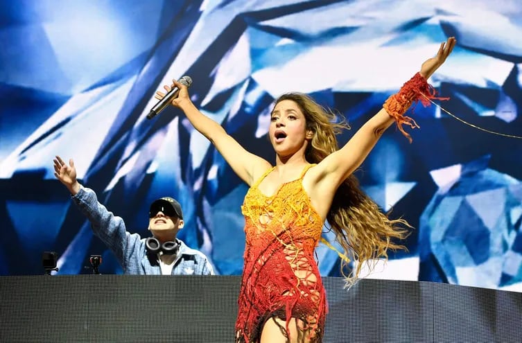 La cantante colombiana Shakira y el DJ y productor argentino Bizarrap durante su presentación en el festival Coachella.