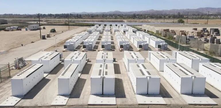 Autoridades de Itaipú, ANDE y PTI visitaron planta de almacenamiento de energía en baterías de Tesla, en Estados Unidos.