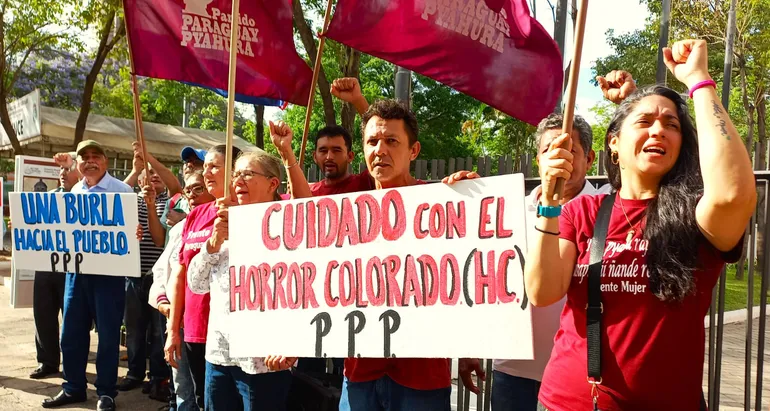 Adherentes al Partido Paraguay Pyahura se manifestaron hoy frente al Panteón Nacional de los Héroes.