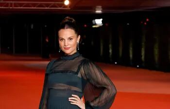 La actriz Alicia Vikander anunció así que está embarazada. Lo hizo al llegar espléndida y con una incipiente pancita en la Gala del Museo de la Academia, en Los Ángeles.
