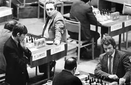 Korchnoi vs Spassky, Ronda 15. Mira Karpov. En la mesa adyacente Taimanov juega con Geller (foto via dgriffinchess.wordchess).
