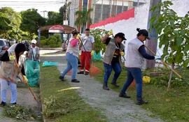 Funcionarios municipales limpian un área pública en Asunción con el objetivo de erradicar criaderos de mosquitos Aedes aegypti, que transmiten dengue y chikunguña.