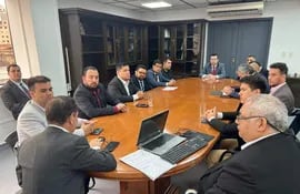 Reunión tripartita en el Ministerio de Trabajo entre representantes de Itaipú y de desvinculados.
