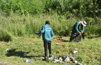 Minga ambiental de funcionarios de la Municipalidad de Lambaré.